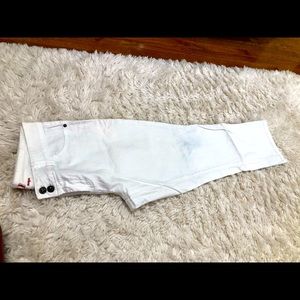 Elle Paris New York Tokyo 2 buttonwhite crop Capri jeans. Flap pickets!❤️❤️